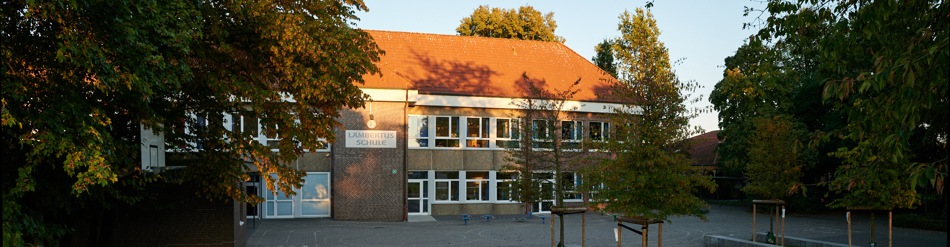 Schulgebäude und Schulhof